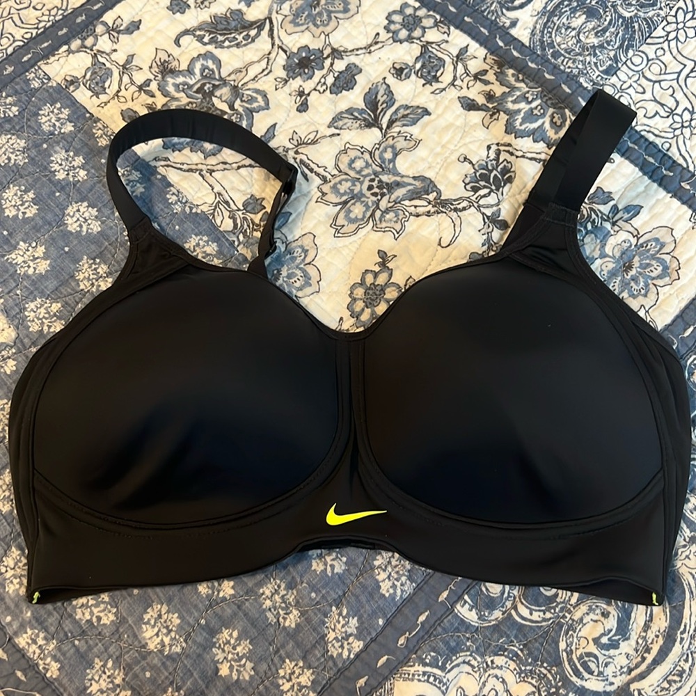 Women’s NIKE Sports Bra Black 34DD